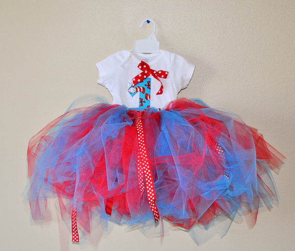 dr seuss tutu outfit. Dr Suess girls birthday outfit.  DR Suess tutu skirt. Dr Seuss Birthday, Cake Smash, Birthday cat in the hat tutu