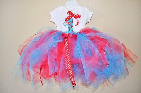 dr seuss tutu outfit. Dr Suess girls birthday outfit.  DR Suess tutu skirt. Dr Seuss Birthday, Cake Smash, Birthday cat in the hat tutu