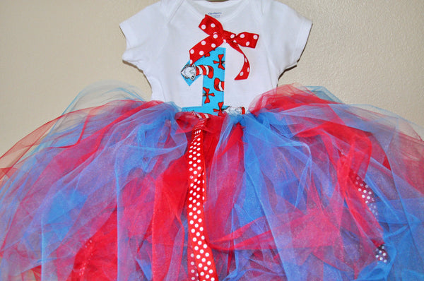 dr seuss tutu outfit. Dr Suess girls birthday outfit.  DR Suess tutu skirt. Dr Seuss Birthday, Cake Smash, Birthday cat in the hat tutu