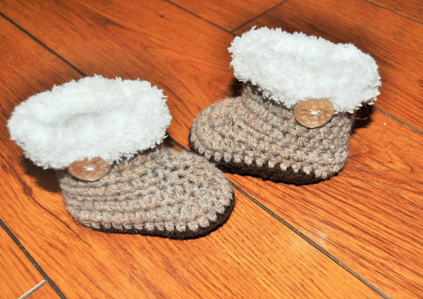 crochet baby uggs and matching hat, newborn baby uggs and hat,baby girl photo prop, baby shower gift, newborn photo prop