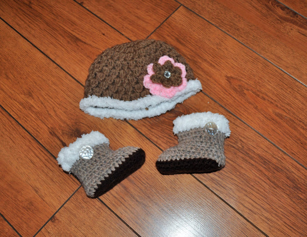 crochet baby uggs and matching hat, newborn baby uggs and hat,baby girl photo prop, baby shower gift, newborn photo prop