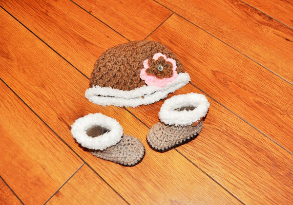 crochet baby uggs and matching hat, newborn baby uggs and hat,baby girl photo prop, baby shower gift, newborn photo prop